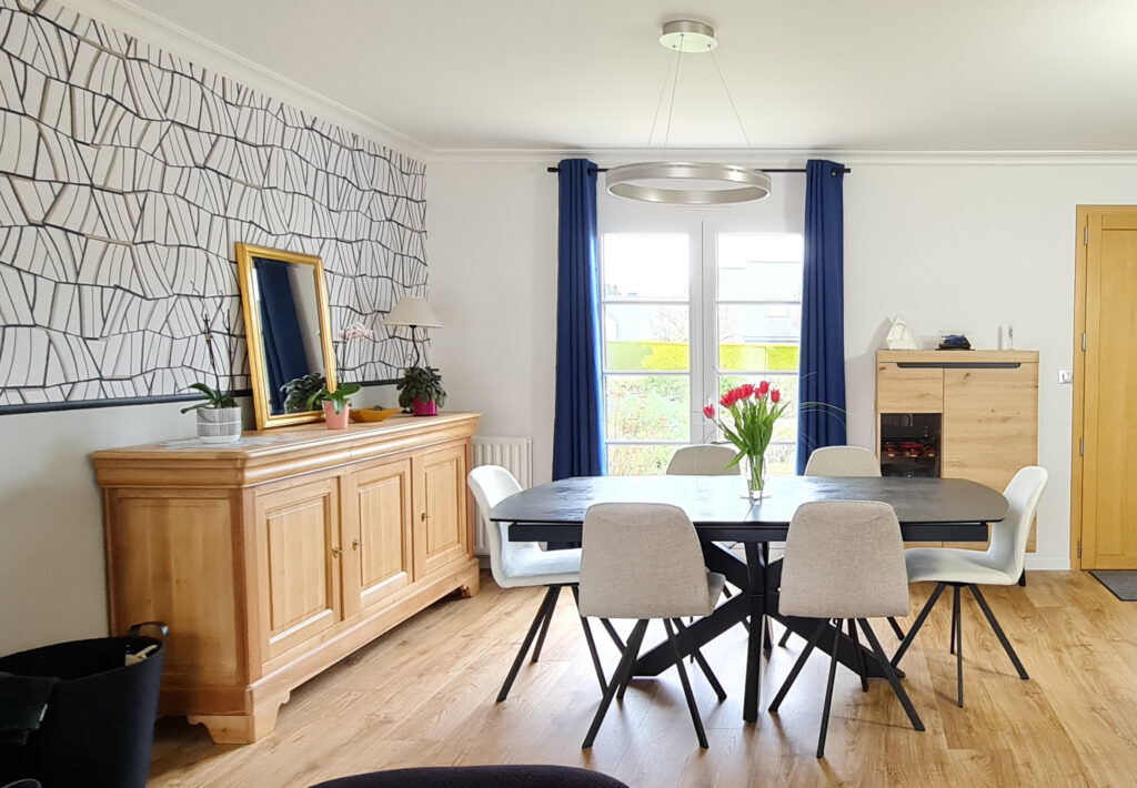 séjour pièce de vie bleu conseils accompagnement décoration créations d'univers papier peint sur mesure design by j déco rennes Gévezé