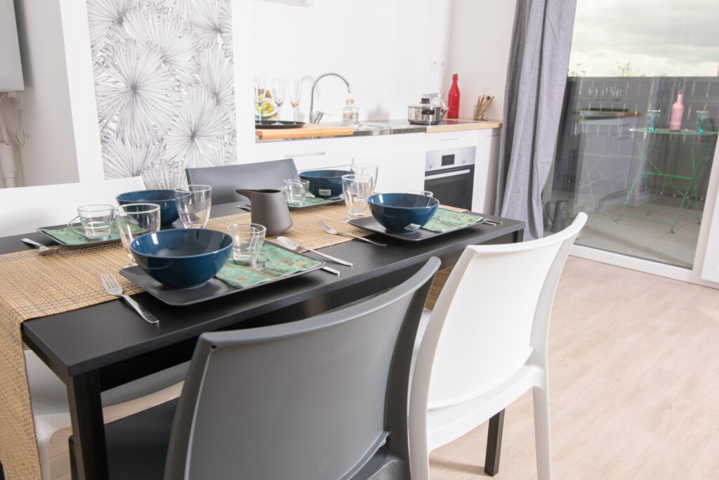 Création d'univers dans la cuisine de cet appartement témoin pour un promoteur. Avec mise à disposition de mobilier, accessoires de décoration façades de meubles de cuisine. Pas de trou, pas de colle. Pour une semaine ou un mois... Les clients peuvent se projeter et avoir un coup de cœur. Projet de home staging pour les professionnels réalisé à Bruz