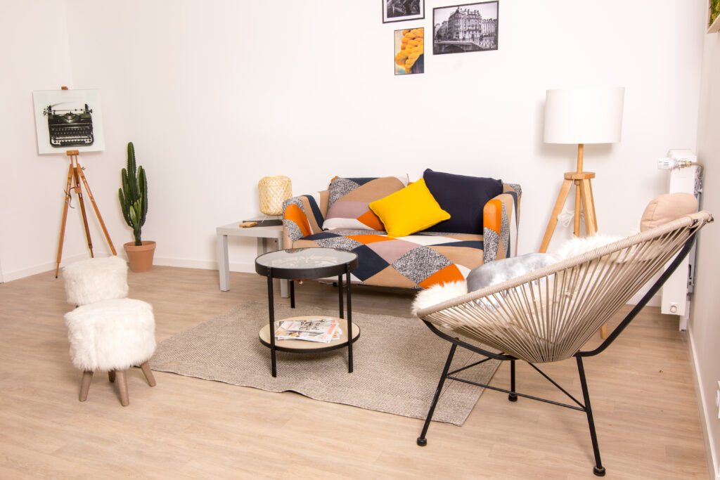Mise en ambiance et création d'un espace salon pour le livraison d'un appartement dans le cadre d'une vente par un promoteur immobilier. Mise à disposition de mobilier et accessoires de décoration. Pas de trou, pas de colle. Pour une semaine ou un mois... Les clients peuvent se projeter et et les promoteur reçoivent leur acquéreurs dans les meilleures conditions. Home staging pour constructeur réalisé à Bruz