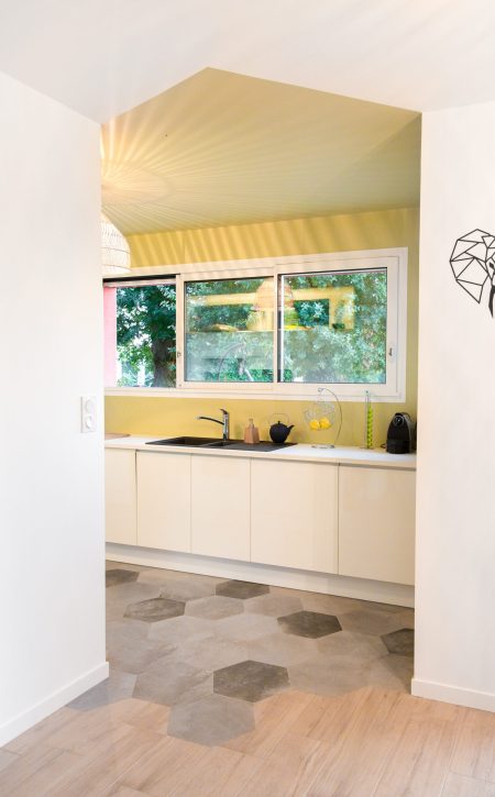 Conseils couleurs pour une cuisine blanche. Peinture des murs et du plafond en vert d'eau. Choix de calepinage d'un carrelage de forme hexagonale dans trois nuances gris et d'un carrelage aspect bois. Projet de décoration et d'agencement de cuisine réalisé à Gévezé (35)