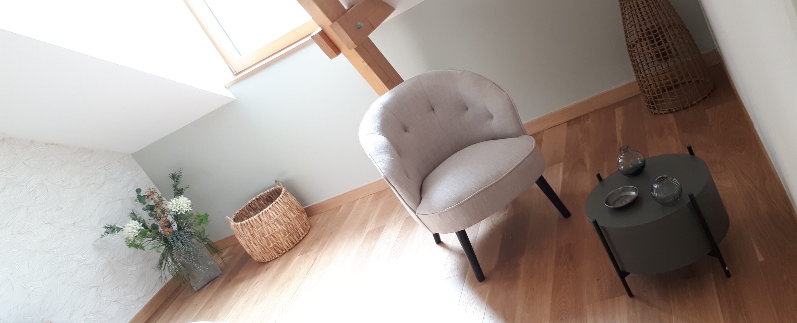 Création d'une ambiance Bohème dans une chambre parentale avec agencement d'un petit espace de lecture pour renforcer l'ambiance douce et réconfortante et optimiser le volume. projet situé à Gahard dans le département 35