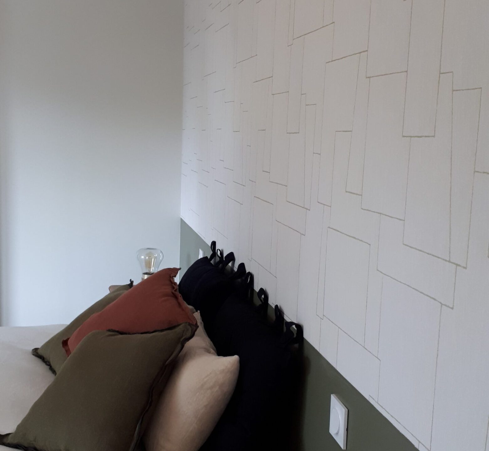 Conseils couleurs peinture et papiers peints pour cette chambre parentale à la fois cosy et raffinée. Le style art déco avec ses motifs aux fines dorures sur fond crème marque la tête de lit. Projet de rénovation situé à Gahard en Ille et Vilaine signé by j. déco