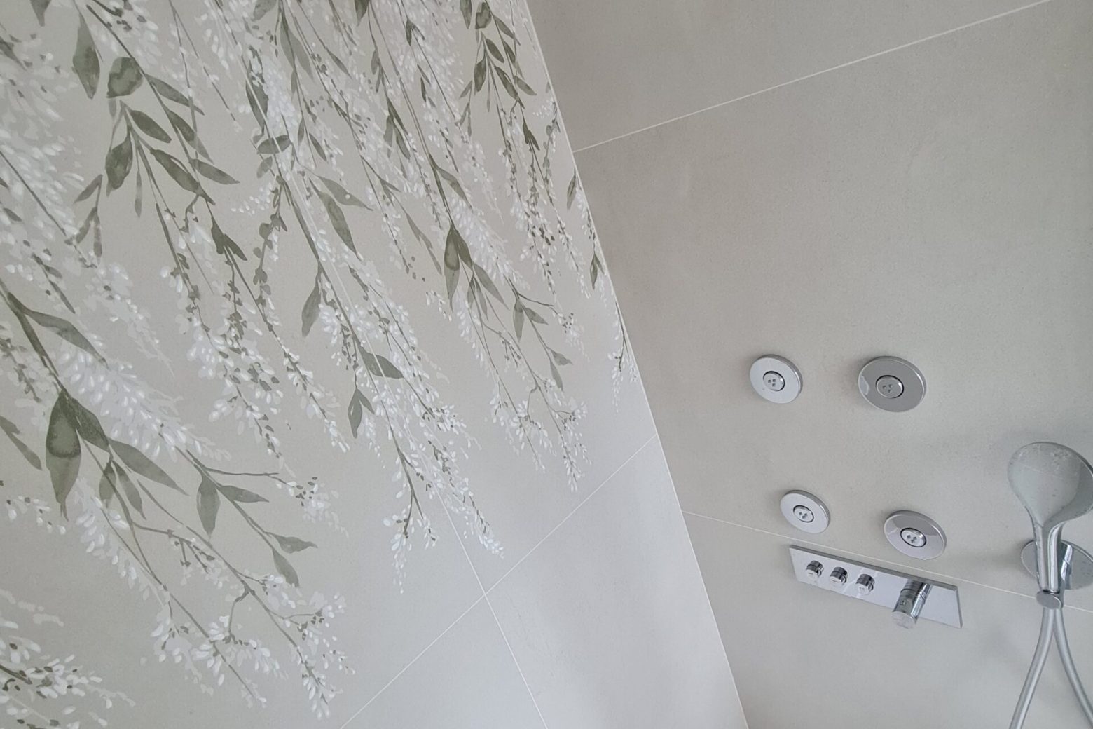 Home staging dans le cadre de la rénovation et décoration d'une salle de bain/salle d'eau sur le thème nude et nature. Dessin et réalisation de meubles sur mesure. Pose de faïence grand format avec motif végétal pour agrandir la douche et donner une impression de volume à la pièce. Conseils et accompagnement décoration pour ce projet réalisé à Melesse