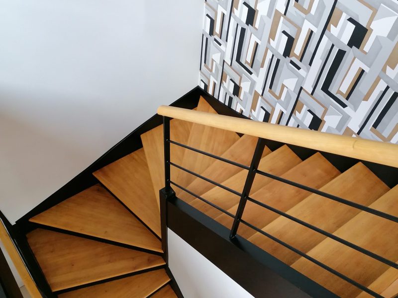 salon-conseils-décoration-accompagnement-girofle-chocolat-apapier peint-casadéco-cage d'escalier-géométrique-irisé-noir-escalier-contremarche
