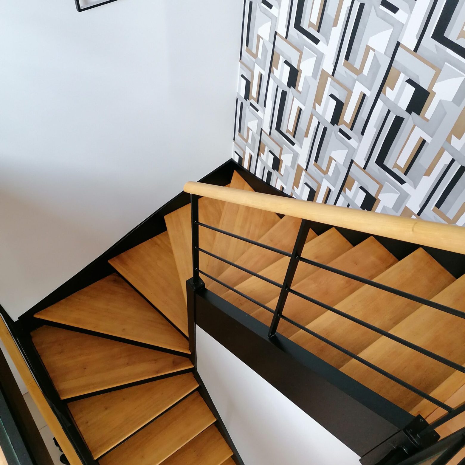 salon-conseils-décoration-accompagnement-girofle-chocolat-apapier peint-casadéco-cage d'escalier-géométrique-irisé-noir-escalier-contremarche