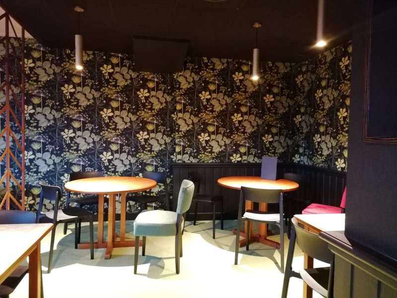 Conseils en choix de couleurs, papiers peints et sols dans un restaurant universitaire à Bruz - Ker Lann. Accompagnement et proposition d'agencement et de décoration. Décoration, choix de luminaires et réalisation de meubles et claustrat sur mesure. Projet professionnel près de Rennes